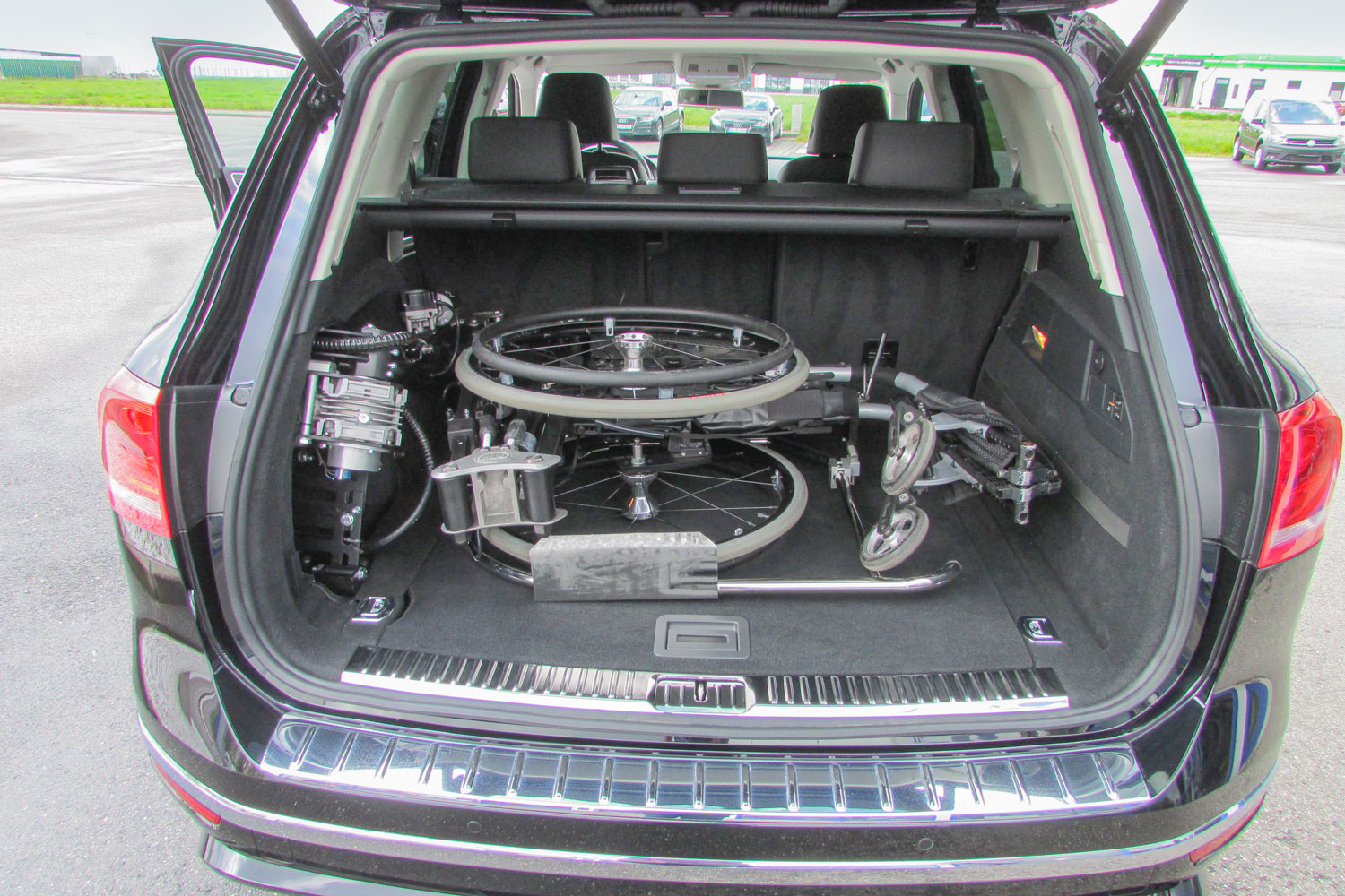 Robot Rollstuhlverladehilfe im behindertengerechten VW Passat Variant, Sodermanns