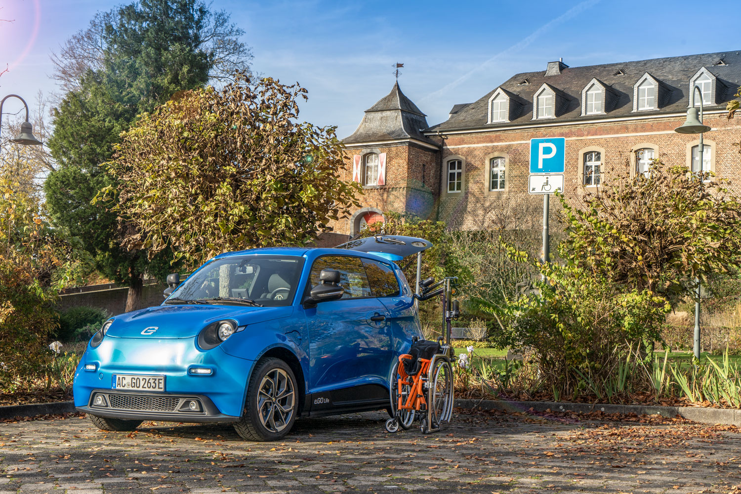 Robot Rollstuhlverladehilfe im behindertengerechten eGo Life, Sodermanns