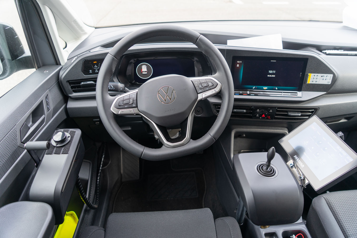 Behindertengerechter Volkswagen Caddy 5 Maxi als Selbstfahrerumbau mit Space Drive System, elektrischem Gas Bremsschieber, 2 Wege Lenk Joystick, Bleeper und LP Range Rollstuhlverladehilfe. Sodermanns