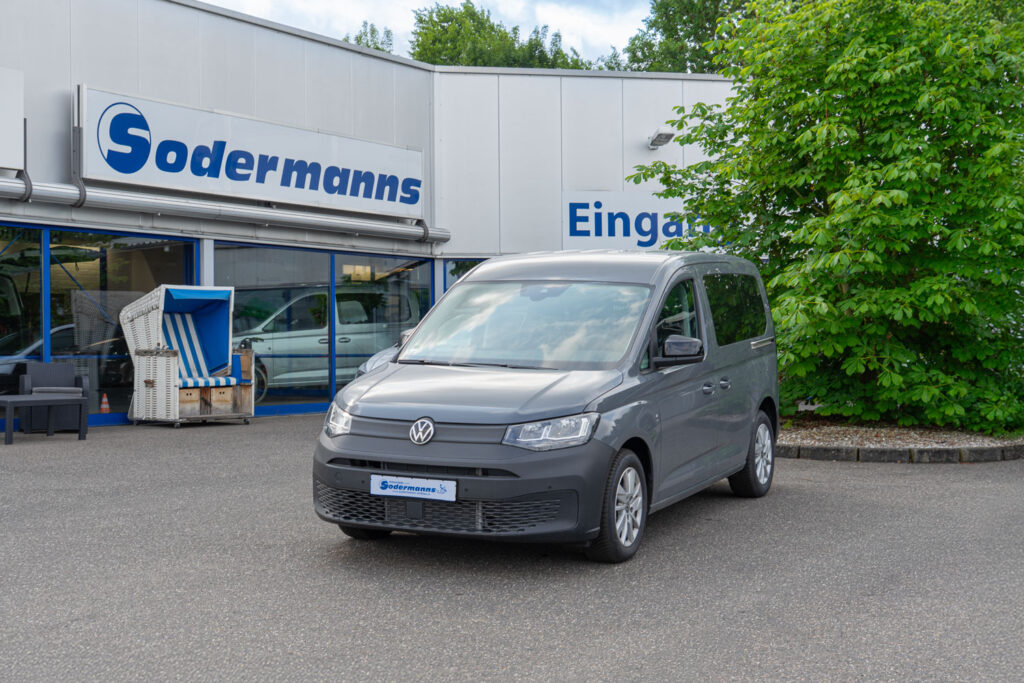 Behindertengerechter-Volkswagen-Caddy-Maxi-Front Behindertengerechter Volkswagen Caddy 5 Maxi als Selbstfahrerumbau mit Space Drive System, elektrischem Gas Bremsschieber, 2 Wege Lenk Joystick, Bleeper und LP Range Rollstuhlverladehilfe. Sodermanns