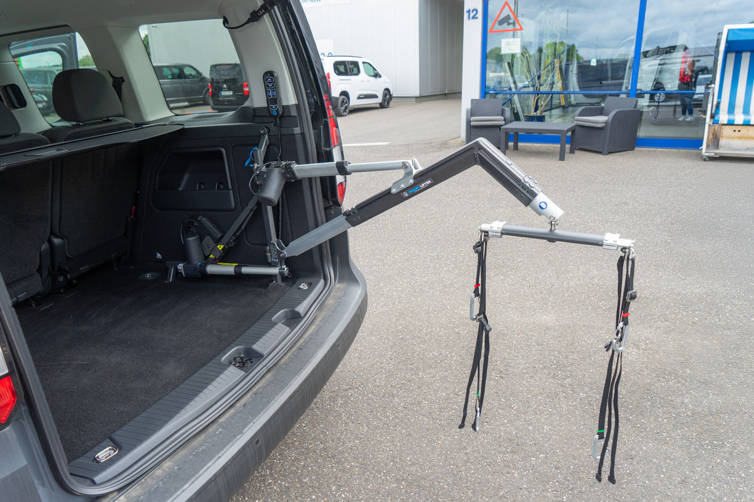 Behindertengerechter Volkswagen Caddy 5 Maxi als Selbstfahrerumbau mit Space Drive System, elektrischem Gas Bremsschieber, 2 Wege Lenk Joystick, Bleeper und LP Range Rollstuhlverladehilfe. Sodermanns