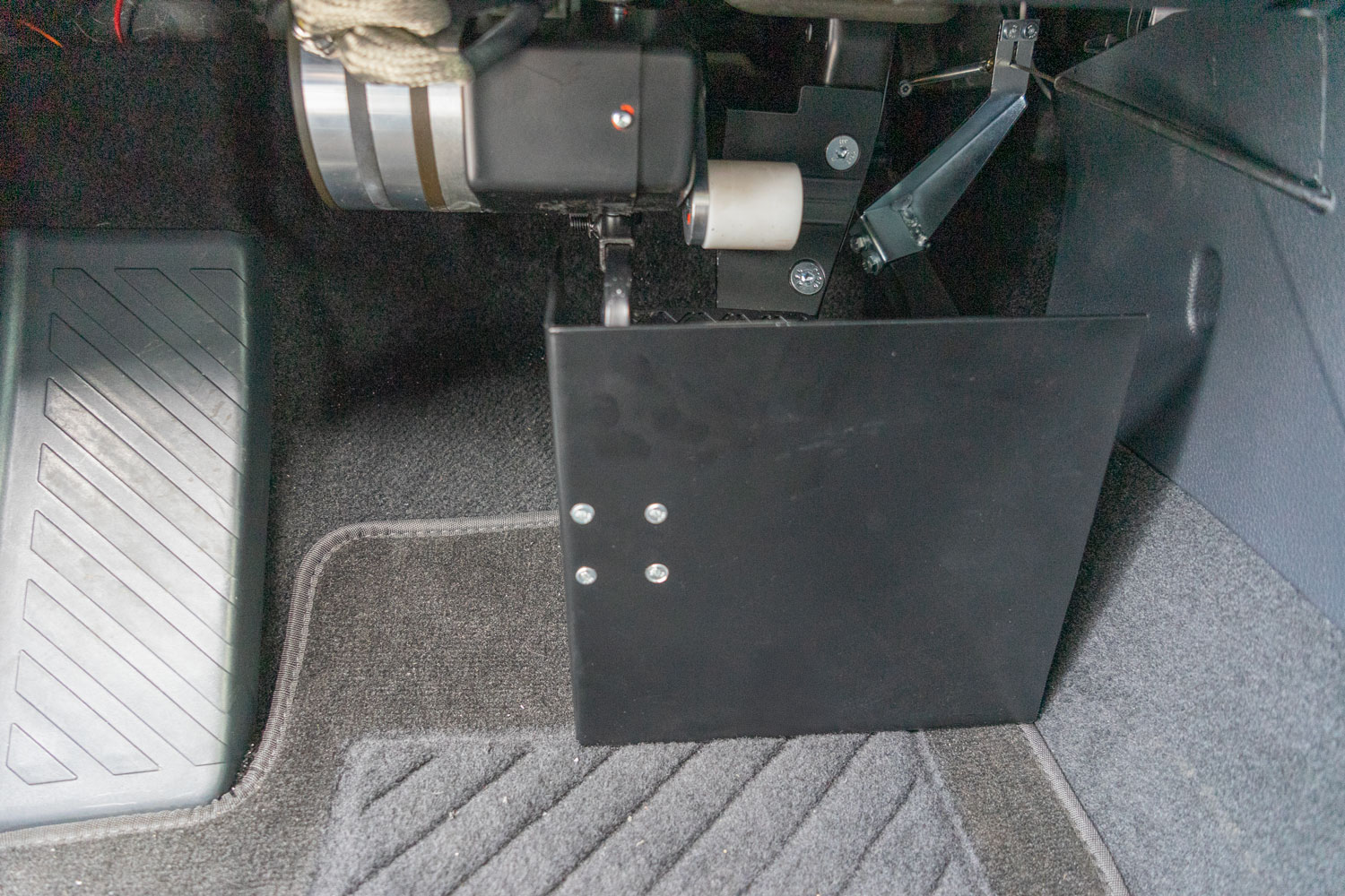 Behindertengerechter Volkswagen Caddy 5 Maxi als Selbstfahrerumbau mit Space Drive System, elektrischem Gas Bremsschieber, 2 Wege Lenk Joystick, Bleeper und LP Range Rollstuhlverladehilfe. Sodermanns
