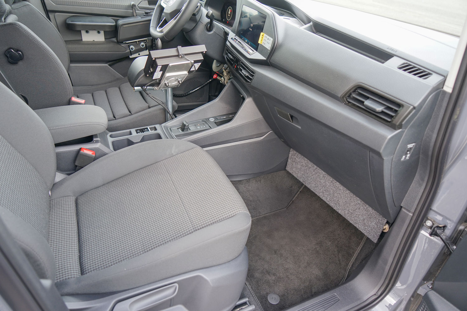 Behindertengerechter Volkswagen Caddy 5 Maxi als Selbstfahrerumbau mit Space Drive System, elektrischem Gas Bremsschieber, 2 Wege Lenk Joystick, Bleeper und LP Range Rollstuhlverladehilfe. Sodermanns