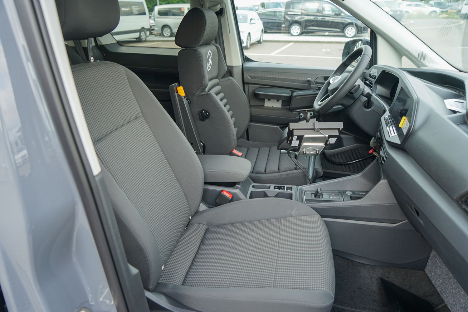 Behindertengerechter Volkswagen Caddy 5 Maxi als Selbstfahrerumbau mit Space Drive System, elektrischem Gas Bremsschieber, 2 Wege Lenk Joystick, Bleeper und LP Range Rollstuhlverladehilfe. Sodermanns