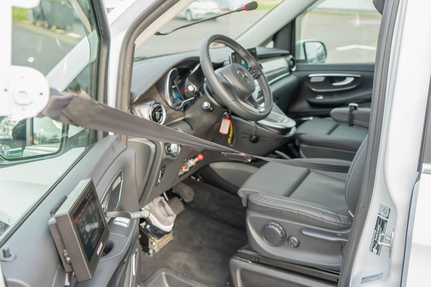 Behindertengerechter MB V 300 D Selbstfahrerumbau mit Fußlenkung, Space Drive System, Sprachsteuerung und Postgurt, Sodermanns