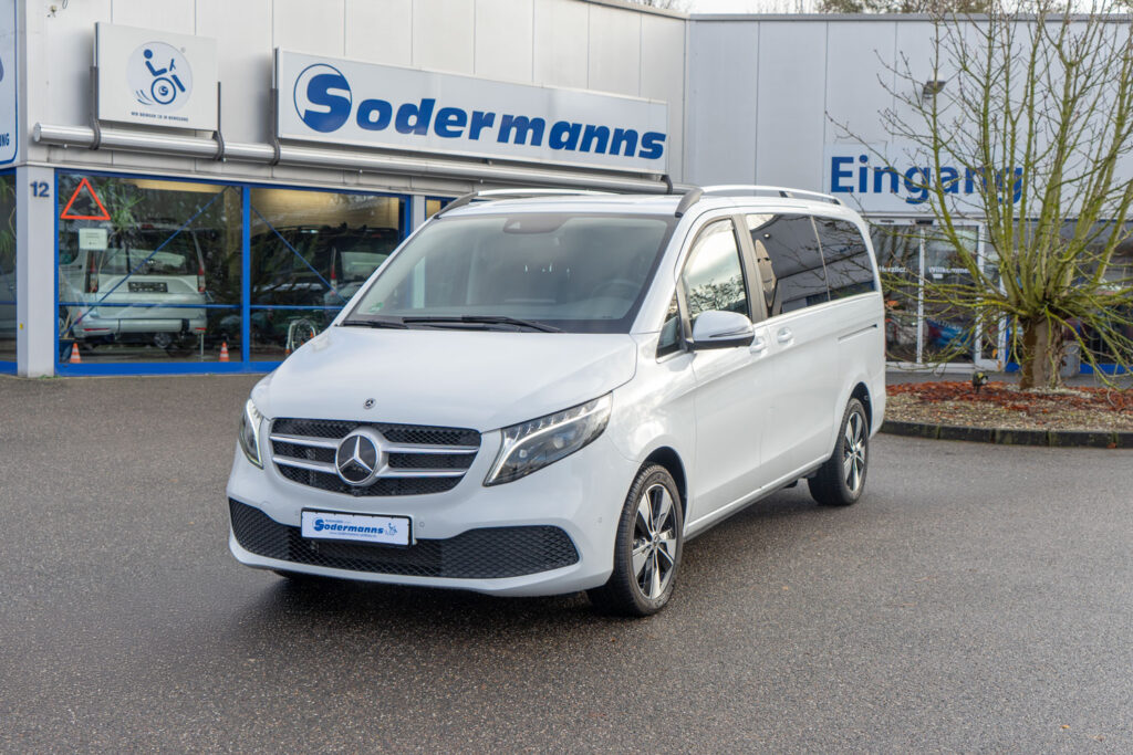 Behindertengerechte-Mercedes-Benz-V-Klasse-Selbstfahrerumbau-Front Behindertengerechter MB V 300 D Selbstfahrerumbau mit Fußlenkung, Space Drive System, Sprachsteuerung und Postgurt, Sodermanns
