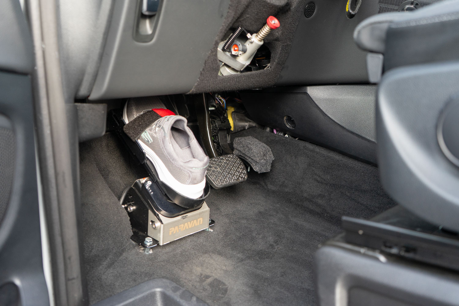 Behindertengerechter MB V 300 D Selbstfahrerumbau mit Fußlenkung, Space Drive System, Sprachsteuerung und Postgurt, Sodermanns