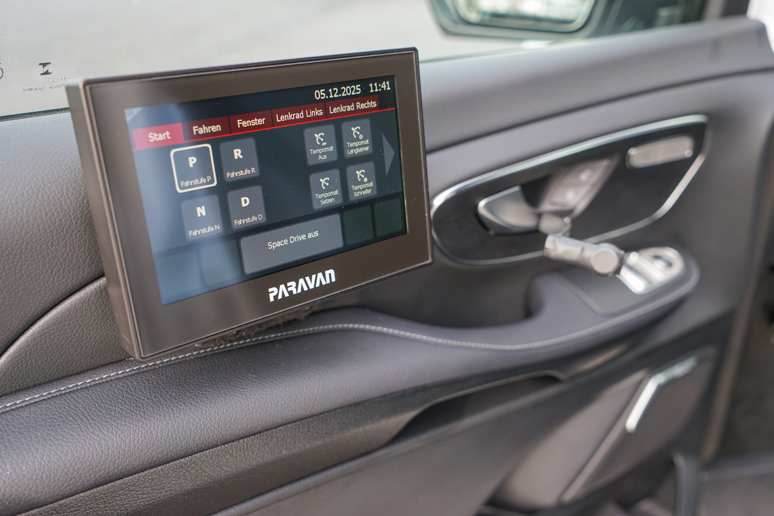 Behindertengerechter MB V 300 D Selbstfahrerumbau mit Fußlenkung, Space Drive System, Sprachsteuerung und Postgurt, Sodermanns