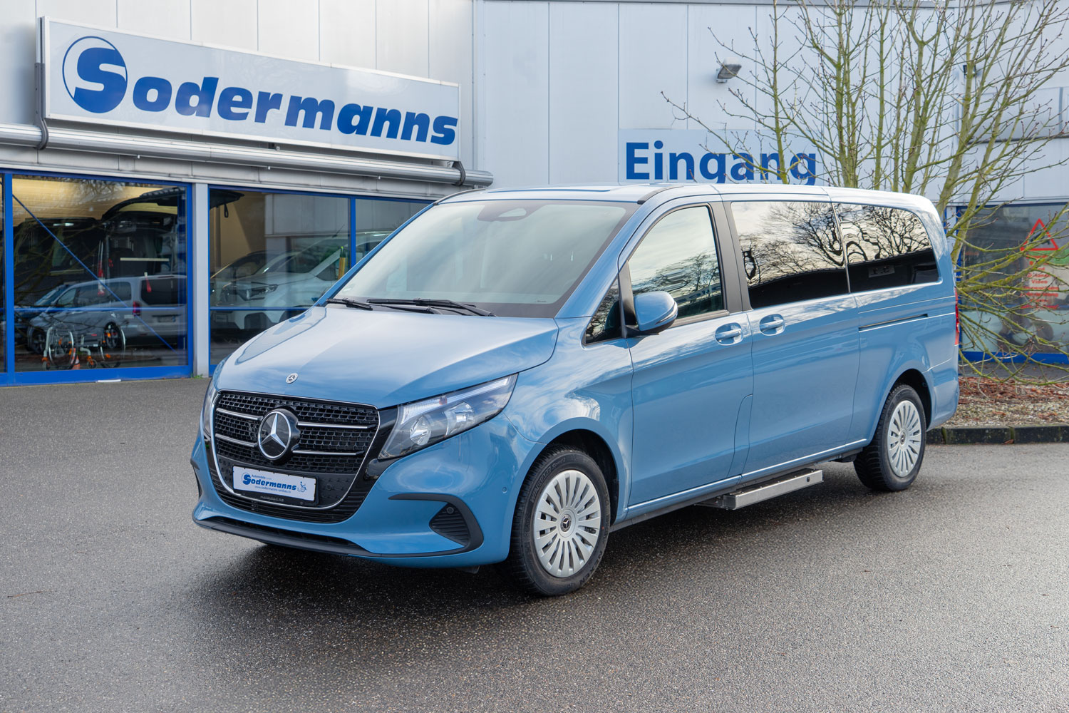 Behindertengerechter MB V 250 D Beifahrer Umbau mit seitlichem Unterflurkassettenlift, Rollstuhlplatz, Sodermanns