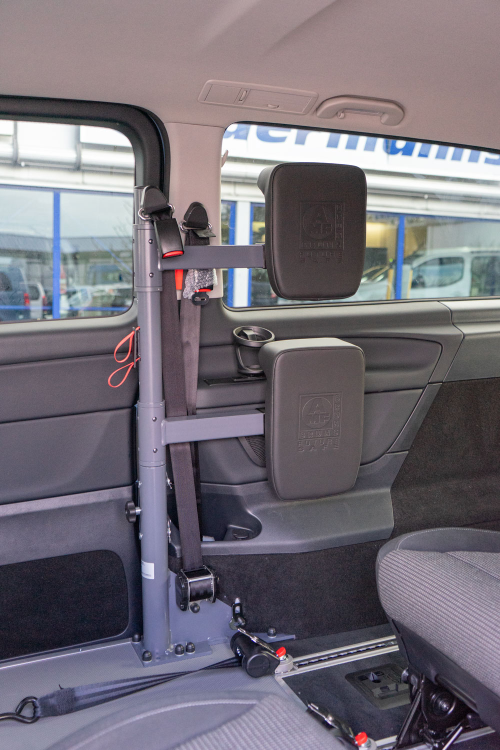 Behindertengerechter MB V 250 D Beifahrer Umbau mit seitlichem Unterflurkassettenlift, Rollstuhlplatz, Sodermanns