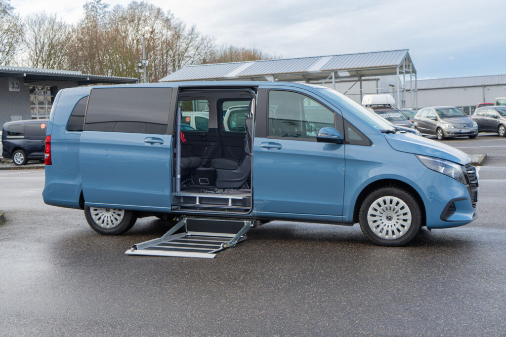 Behindertengerechte-V-Klasse-Seite-offen-Lift-unten Behindertengerechter MB V 250 D Beifahrer Umbau mit seitlichem Unterflurkassettenlift, Rollstuhlplatz, Sodermanns