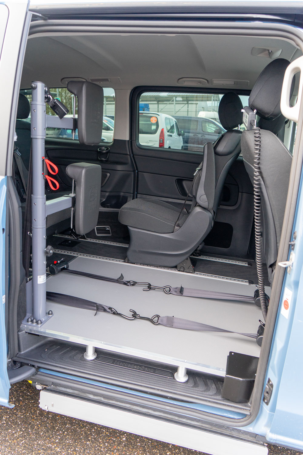 Behindertengerechter MB V 250 D Beifahrer Umbau mit seitlichem Unterflurkassettenlift, Rollstuhlplatz, Sodermanns