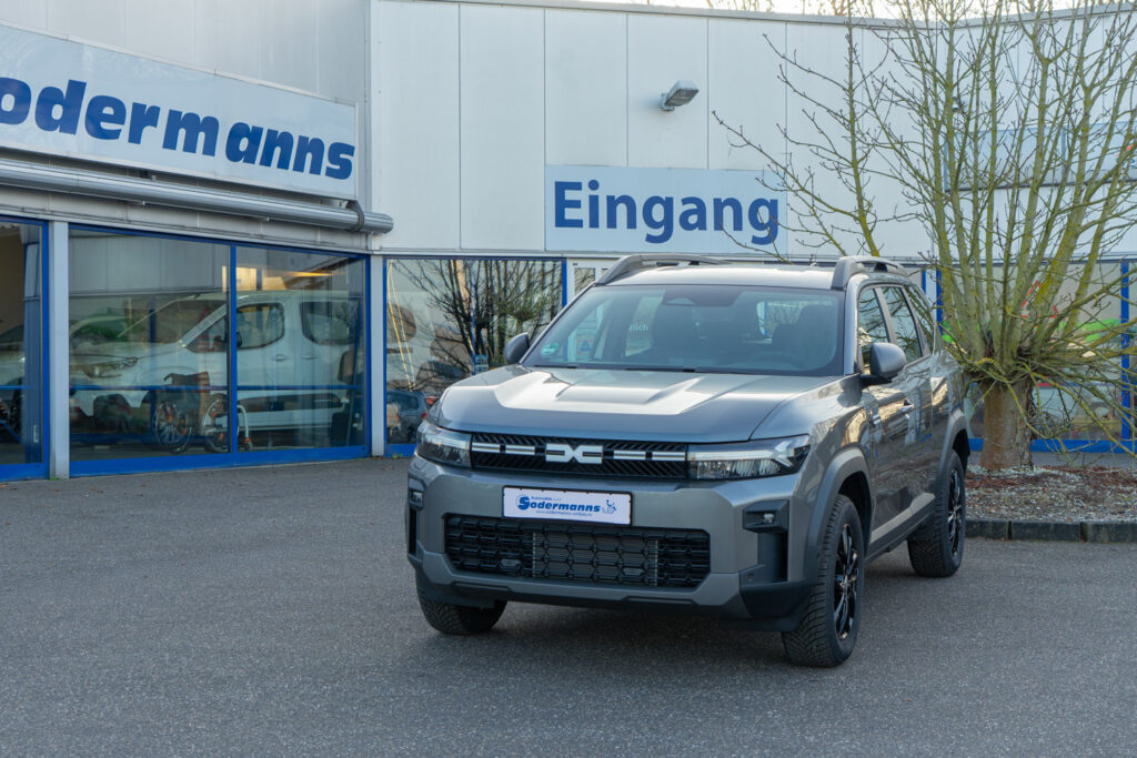 Behindertengerechter-Dacia-Bigster-Front Behindertengerechter Dacia Bigster Selbstfahrerumbau, Vollhybrid SUV mit elektronischem Linksgas, Sodermanns
