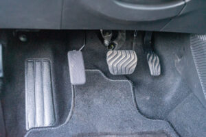 Behindertengerechter Dacia Bigster Selbstfahrerumbau, Vollhybrid SUV mit elektronischem Linksgas, Sodermanns