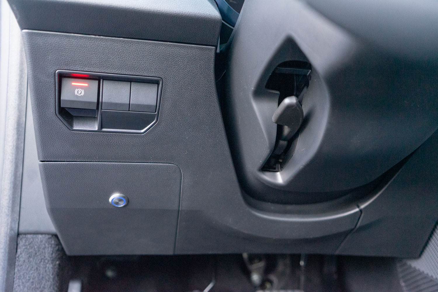 Behindertengerechter Dacia Bigster Selbstfahrerumbau, Vollhybrid SUV mit elektronischem Linksgas, Sodermanns