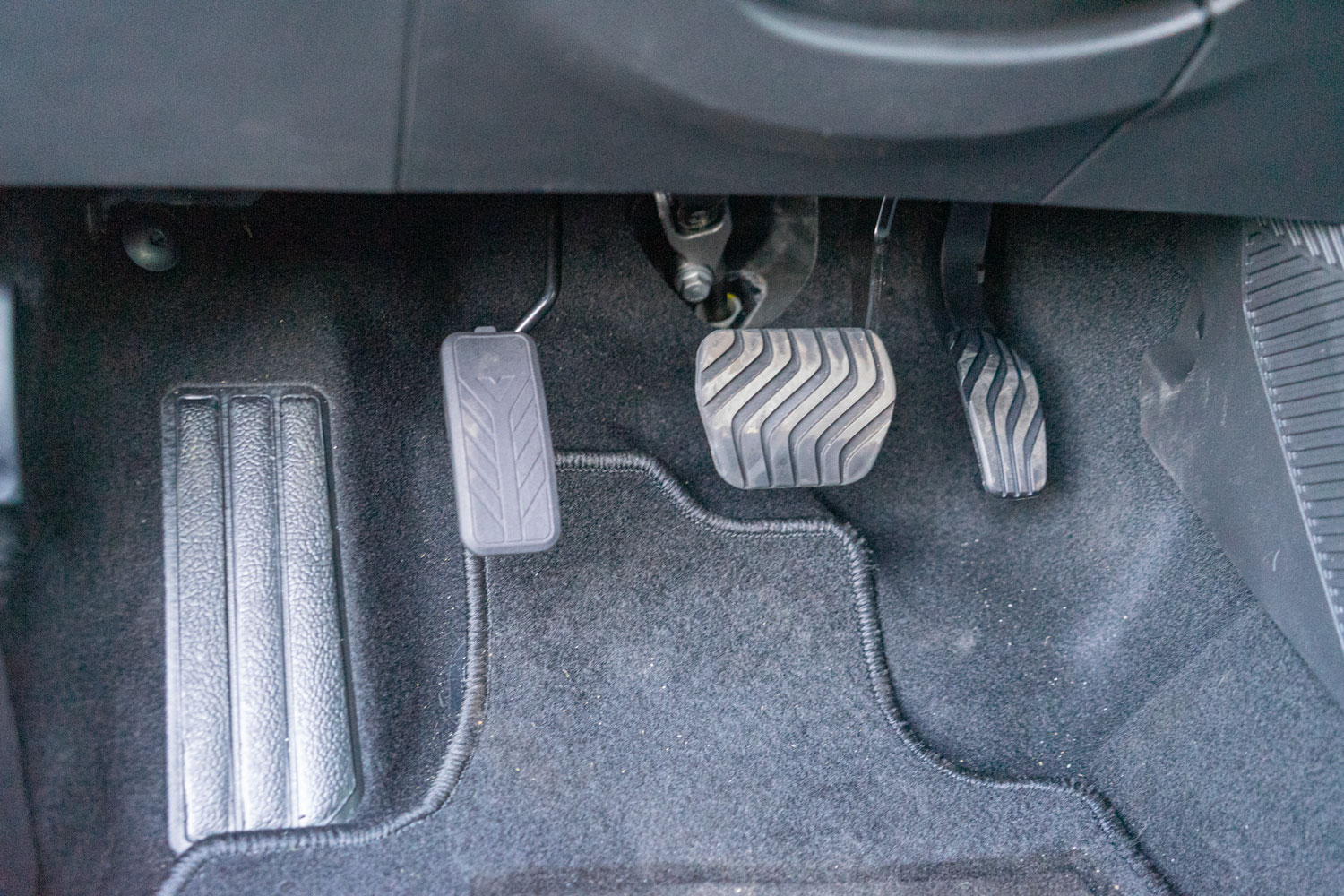 Behindertengerechter Dacia Bigster Selbstfahrerumbau, Vollhybrid SUV mit elektronischem Linksgas, Sodermanns