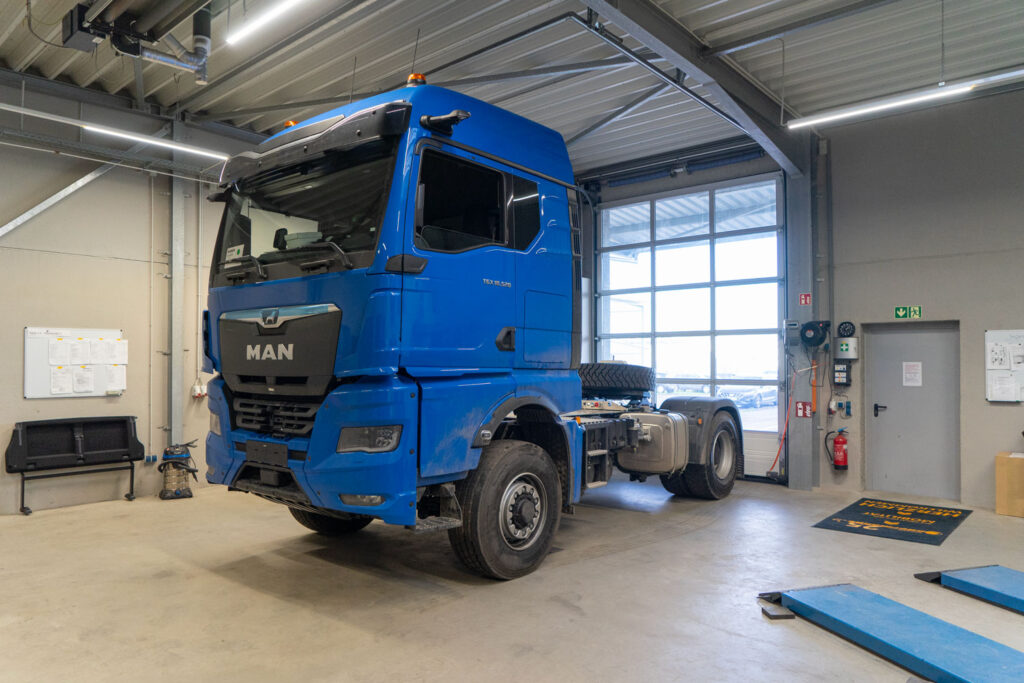 Behindertengerechter-MAN-TGS-mit-Multifunktionslenkraddrehnkauf-Schräg Behindertengerechte MAN Umbauten, MAN TGS für Selbstfahrer, LKW umgebaut mit MFD, Sodermanns