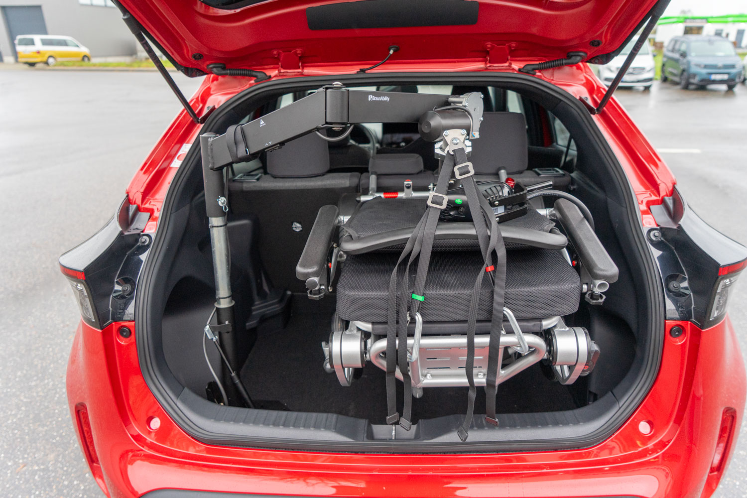 Ergoflix Elektrorollstuhl Verladung im Toyota Yaris mit dem Carolift 40