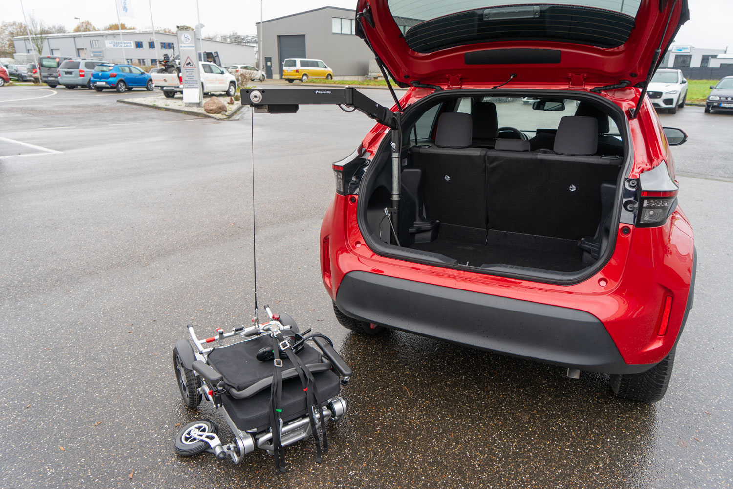Ergoflix Elektrorollstuhl Verladung im Toyota Yaris mit dem Carolift 40