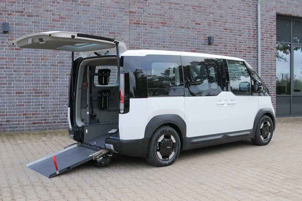 KIA-PV5-schräg-Elektrofahrzeuge-Übersicht Behindertengerechte Elektrofahrzeuge, KIA PV5 vollelektrisch, Beifahrerumbau, Heckeinstieg, klappbare Rollstuhlrampe, Sodermanns