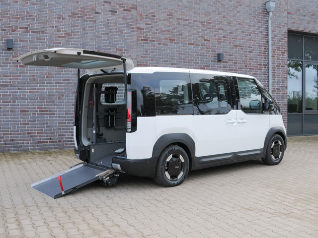 KIA PV5 schräg Behindertengerechte Kia Umbauten, PV5 vollelektrisch, Beifahrerumbau, Heckeinstieg, klappbare Rollstuhlrampe, Sodermanns