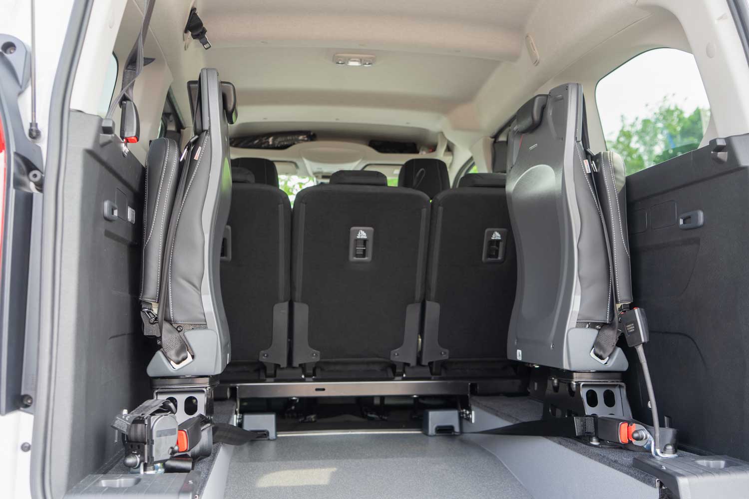 Behindertengerechter Toyota Proace City als Beifahrerumbau mit klappbarer Rampe. Rollstuhlgerechter Heckeinstieg für Menschen mit Mobilitätseinschränkung, Sodermanns