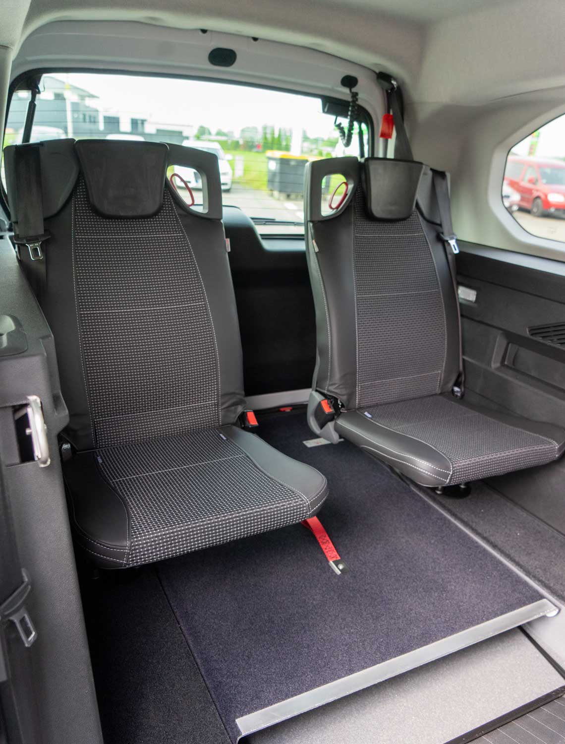 Behindertengerechter Toyota Proace City als Beifahrerumbau mit klappbarer Rampe. Rollstuhlgerechter Heckeinstieg für Menschen mit Mobilitätseinschränkung, Sodermanns