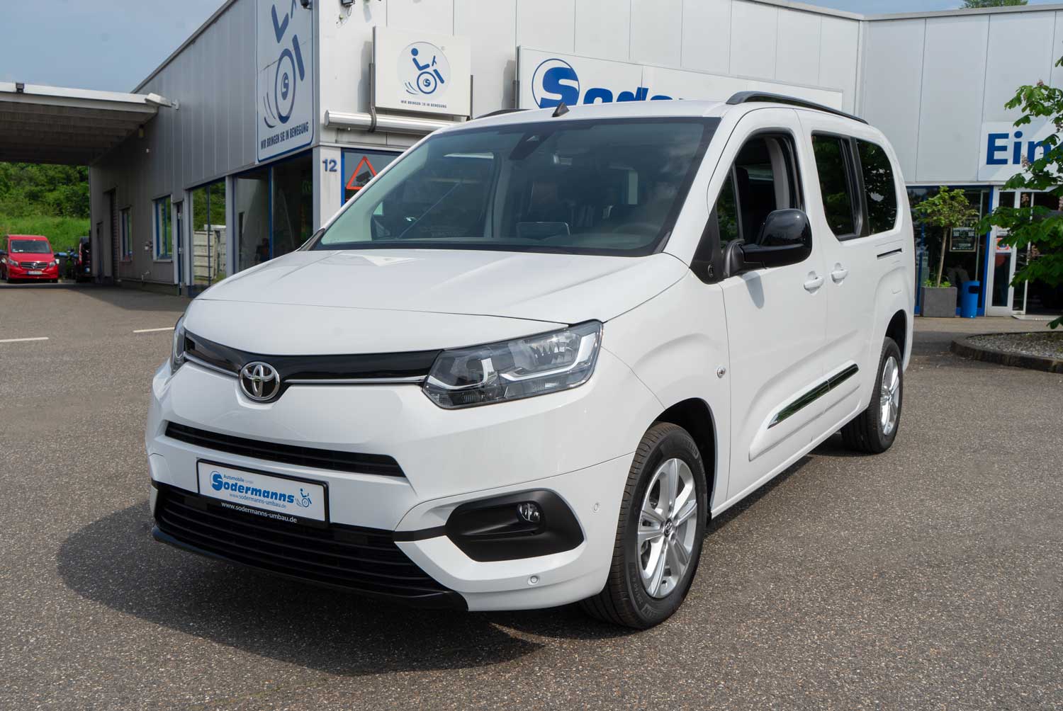 Behindertengerechter Toyota Proace City als Beifahrerumbau mit klappbarer Rampe. Rollstuhlgerechter Heckeinstieg für Menschen mit Mobilitätseinschränkung, Sodermanns