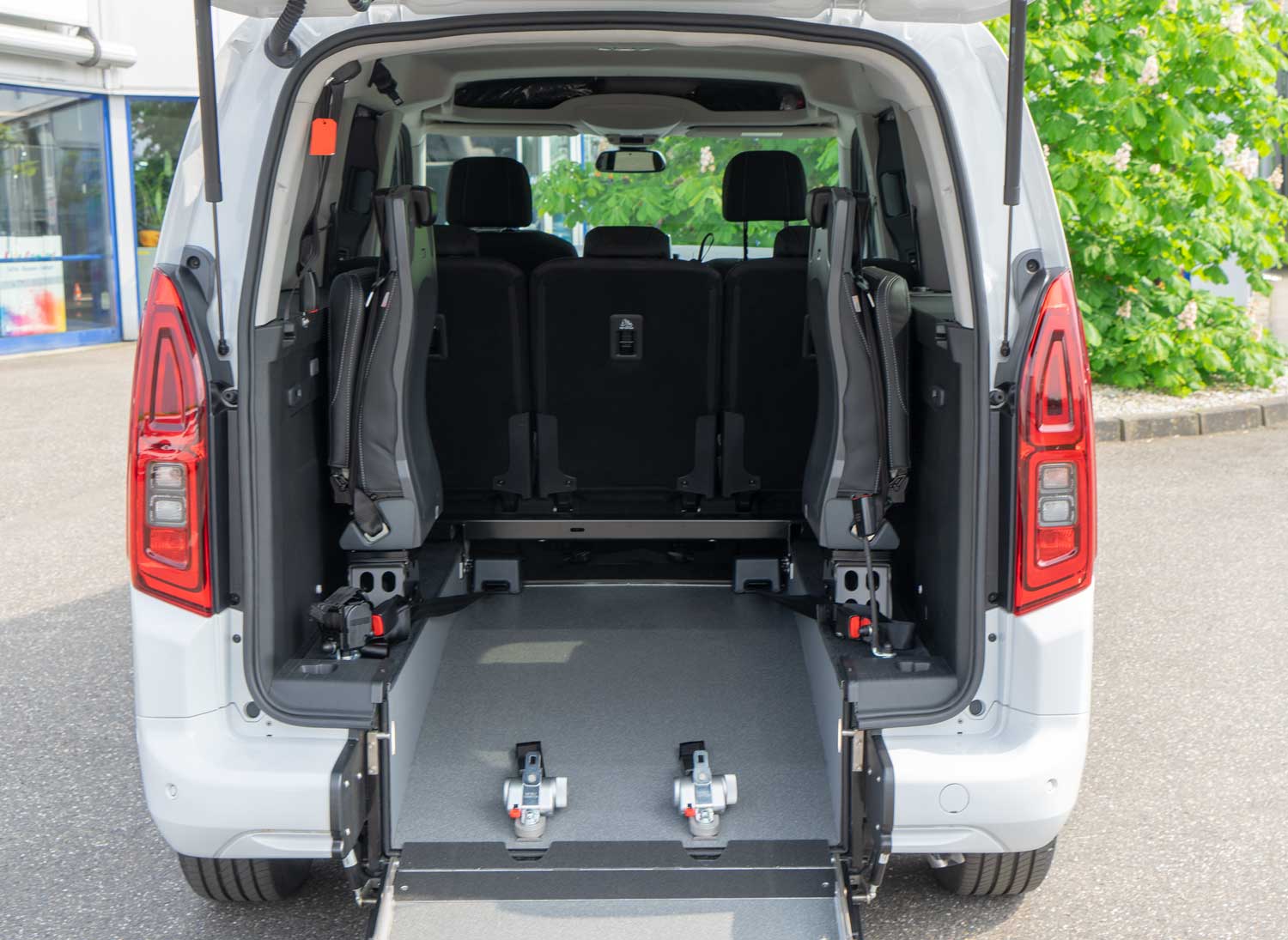 Behindertengerechter Toyota Proace City als Beifahrerumbau mit klappbarer Rampe. Rollstuhlgerechter Heckeinstieg für Menschen mit Mobilitätseinschränkung, Sodermanns