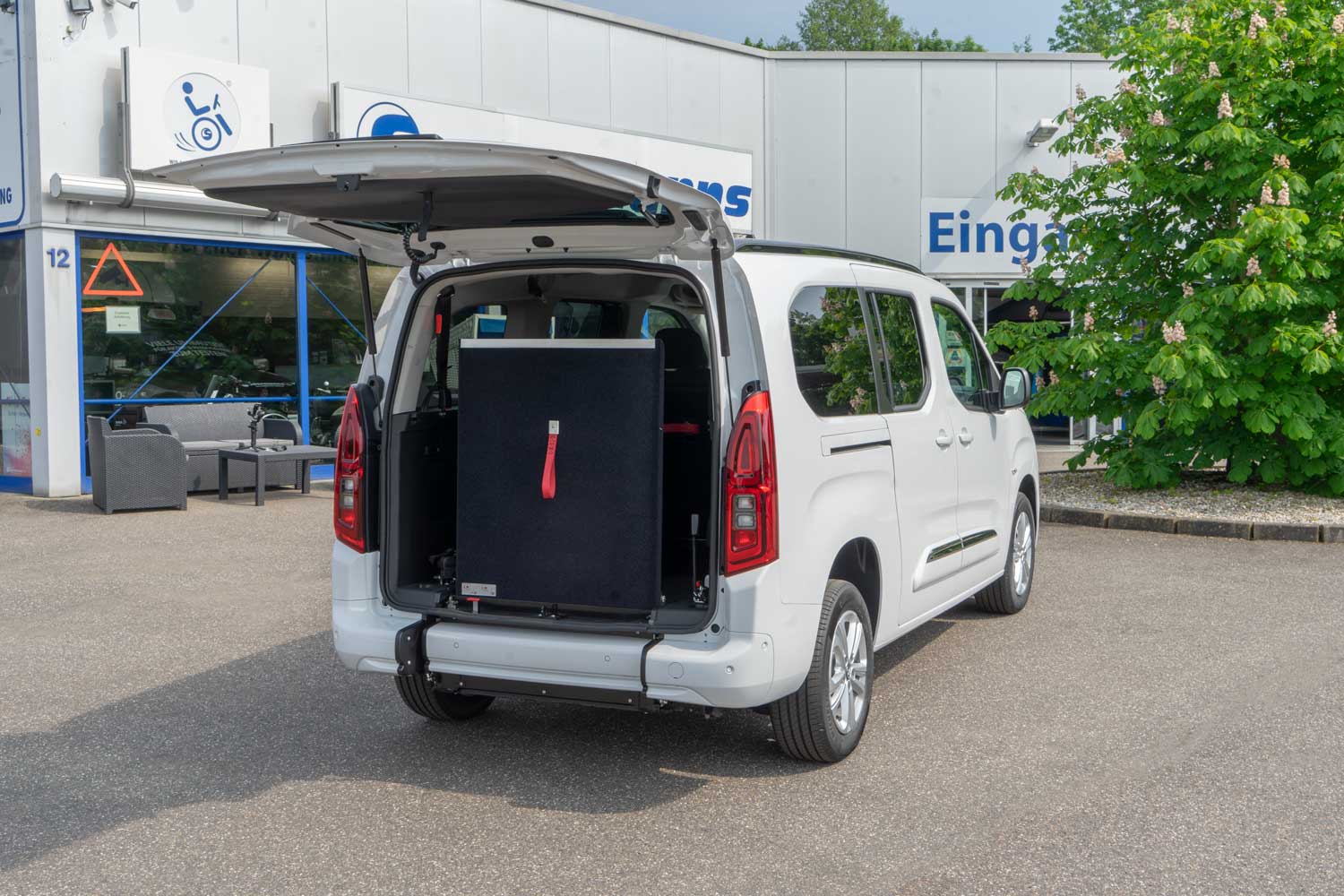 Behindertengerechter Toyota Proace City als Beifahrerumbau mit klappbarer Rampe. Rollstuhlgerechter Heckeinstieg für Menschen mit Mobilitätseinschränkung, Sodermanns