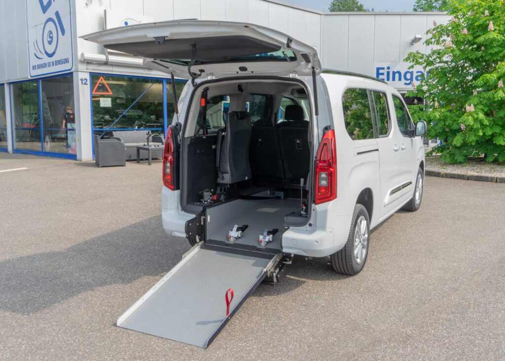 Toyota-Proace_Heckeinstieg_Rampe-runter Behindertengerechter Toyota Proace City als Beifahrerumbau mit klappbarer Rampe. Rollstuhlgerechter Heckeinstieg für Menschen mit Mobilitätseinschränkung, Sodermanns