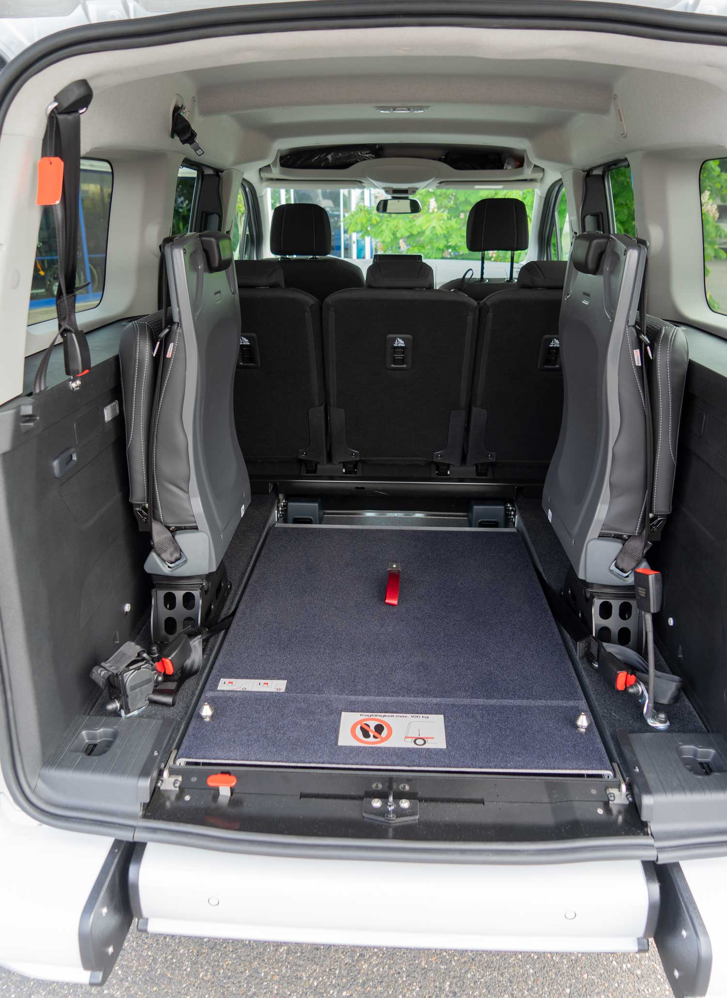 Behindertengerechter Toyota Proace City als Beifahrerumbau mit klappbarer Rampe. Rollstuhlgerechter Heckeinstieg für Menschen mit Mobilitätseinschränkung, Sodermanns