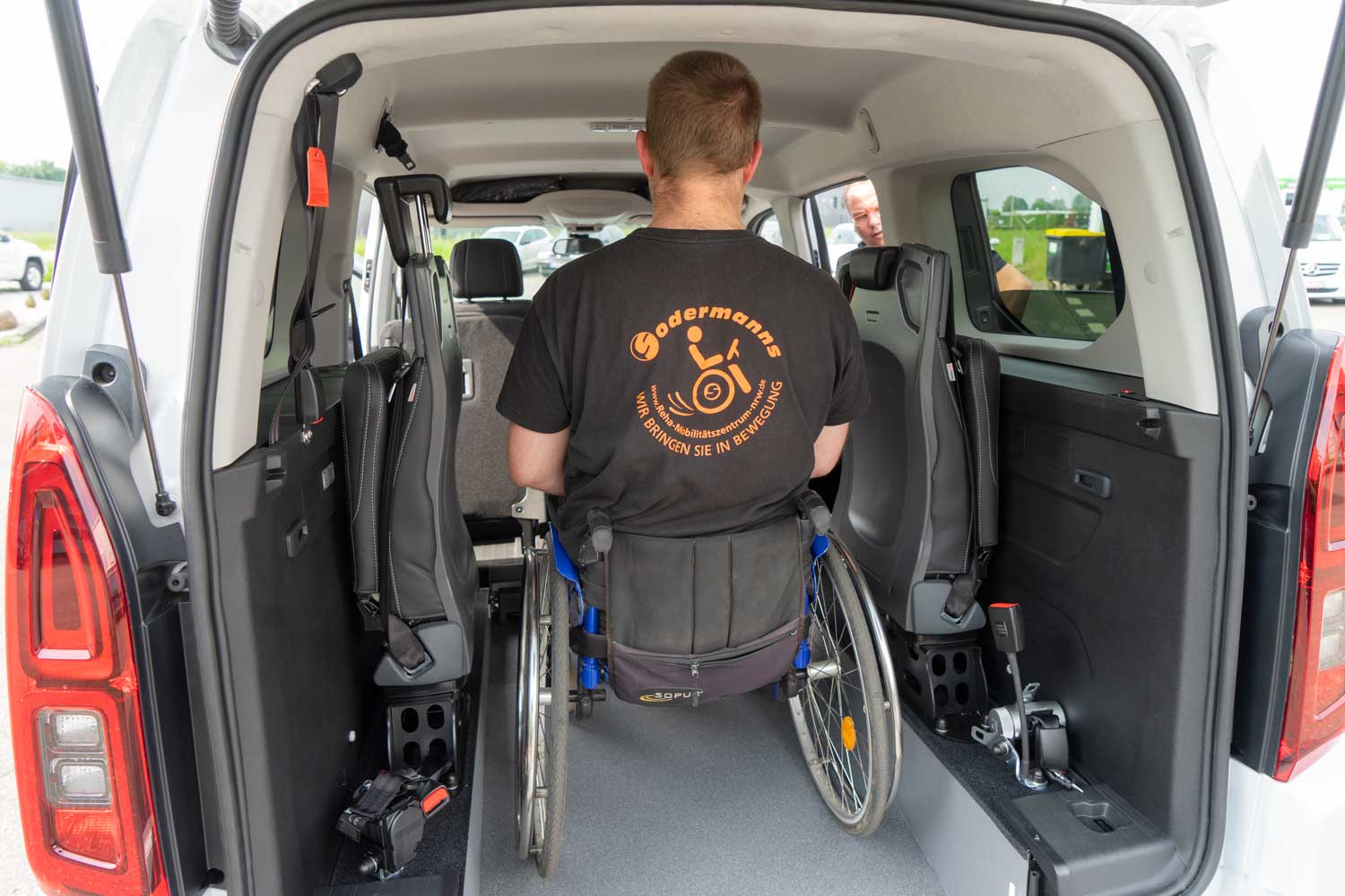 Behindertengerechter Toyota Proace City als Beifahrerumbau mit klappbarer Rampe. Rollstuhlgerechter Heckeinstieg für Menschen mit Mobilitätseinschränkung, Sodermanns