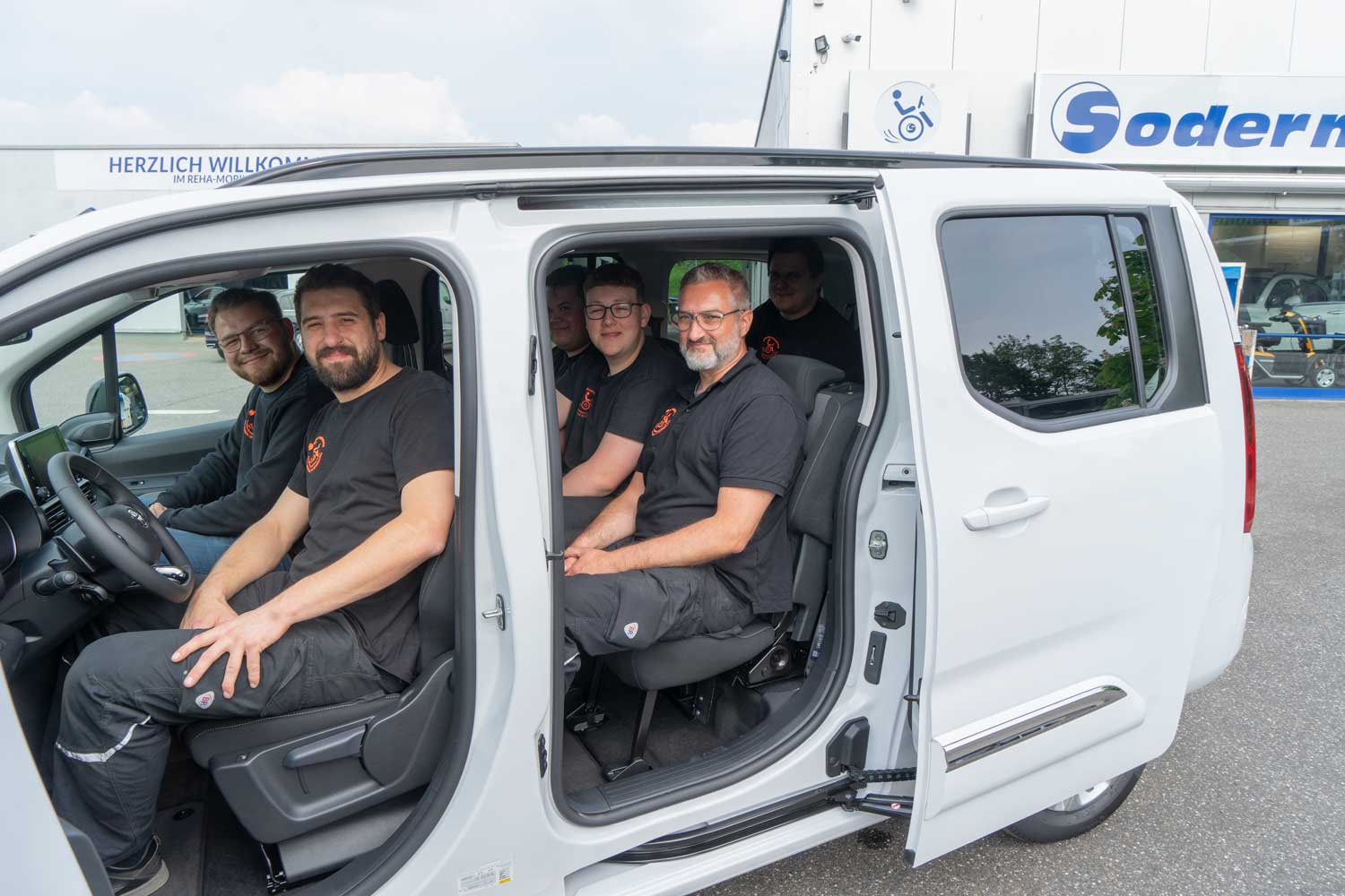 Behindertengerechter Toyota Proace City als Beifahrerumbau mit klappbarer Rampe. Rollstuhlgerechter Heckeinstieg für Menschen mit Mobilitätseinschränkung, Sodermanns