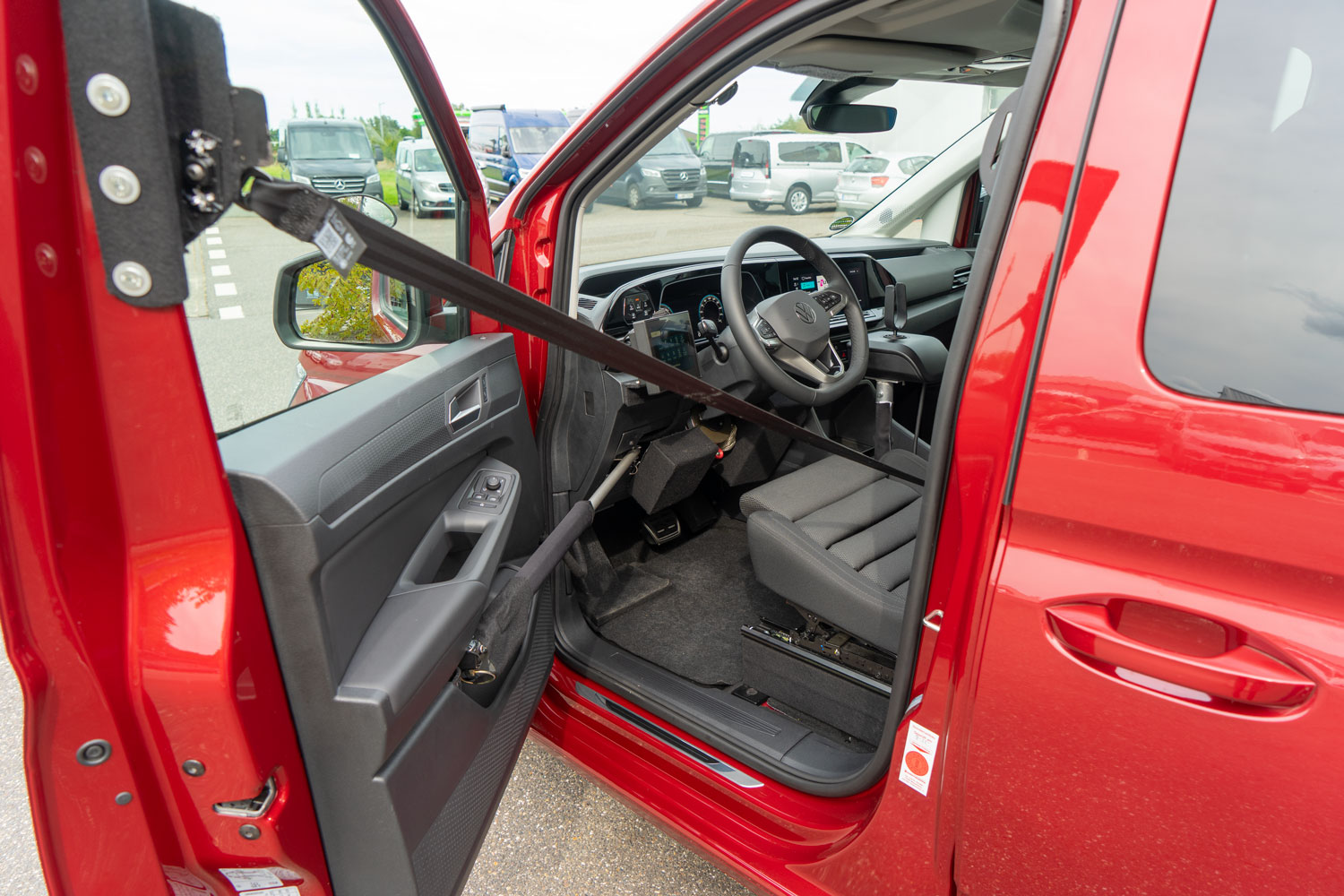 Türöffner und Postgurt im behindertengerechten Volkswagen Caddy 5, Sodermanns
