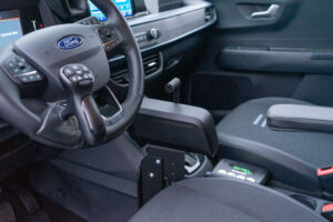 Behindertengerechter Ford Courier als Selbstfahrerumbau mit GB Schieber, MFD, Ladeboy und Armlehne, Sodermanns