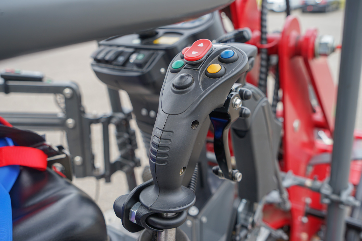 Gasgriff am Joystick eines behindertengerechten Hofladers