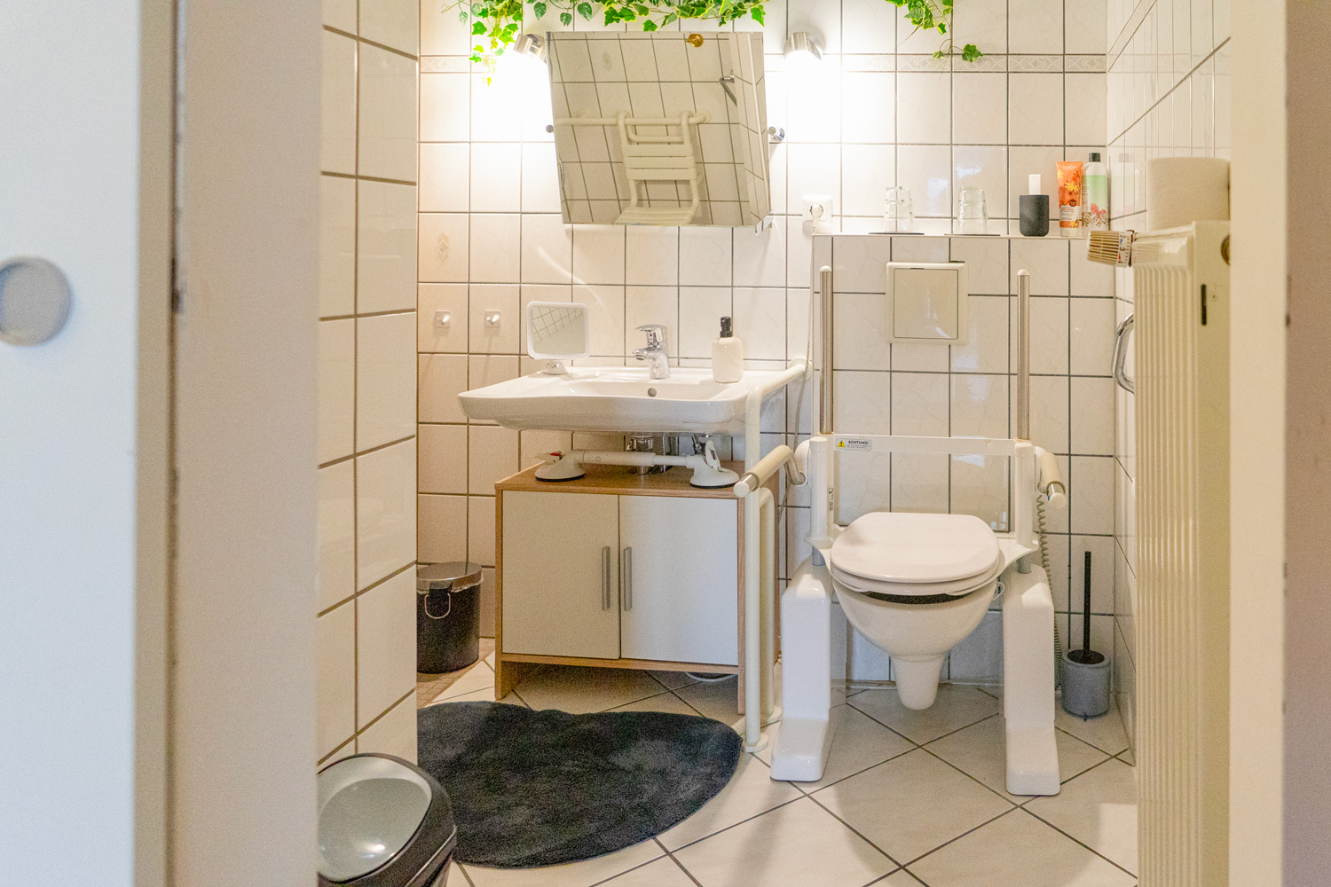 Höhenverstellbares WC, Kippspiegel, Schiebetüre, barrierefreundliche Ferienwohnung, Casa de Marlene