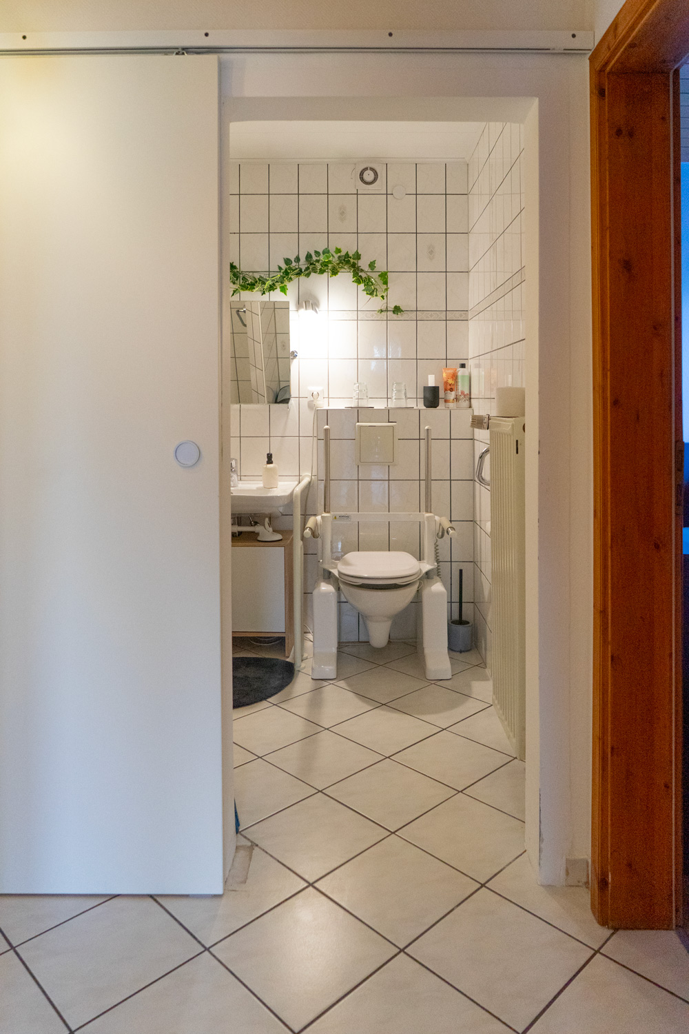 rollstuhlgerechte Badezimmer Schiebetüre, Casa de Marlene, barrierefreundliche Ferienwohnung im Luftkurort Wassenberg