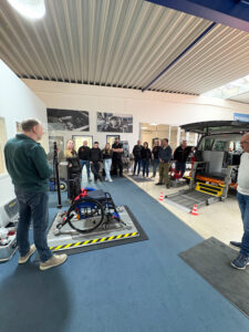 Herstellerberatung der Berufsgenossenschaft bei Sodermanns, korrekte Rollstuhlsicherung während der Fahrt