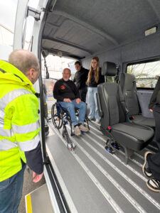 Herstellerberatung der Berufsgenossenschaft bei Sodermanns, korrekte Rollstuhlsicherung während der Fahrt
