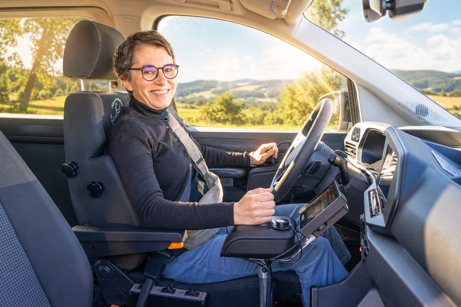 Berneiser-Space-Drive-Joystick-Gas-Bremsschieber-lächelnde-Kundin-Sonnenschein-quer Space-Drive-Joystick-Gas-Bremsschieber-laechelnde-Kundin