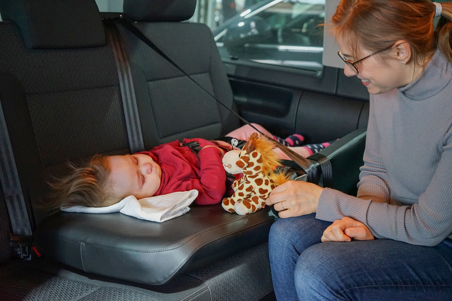 Kinderversorgung, liegend auf der Rückbank