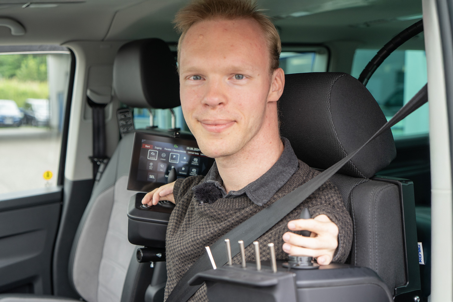 Space-Drive-2-Joysticks-laechelnder-Kunde