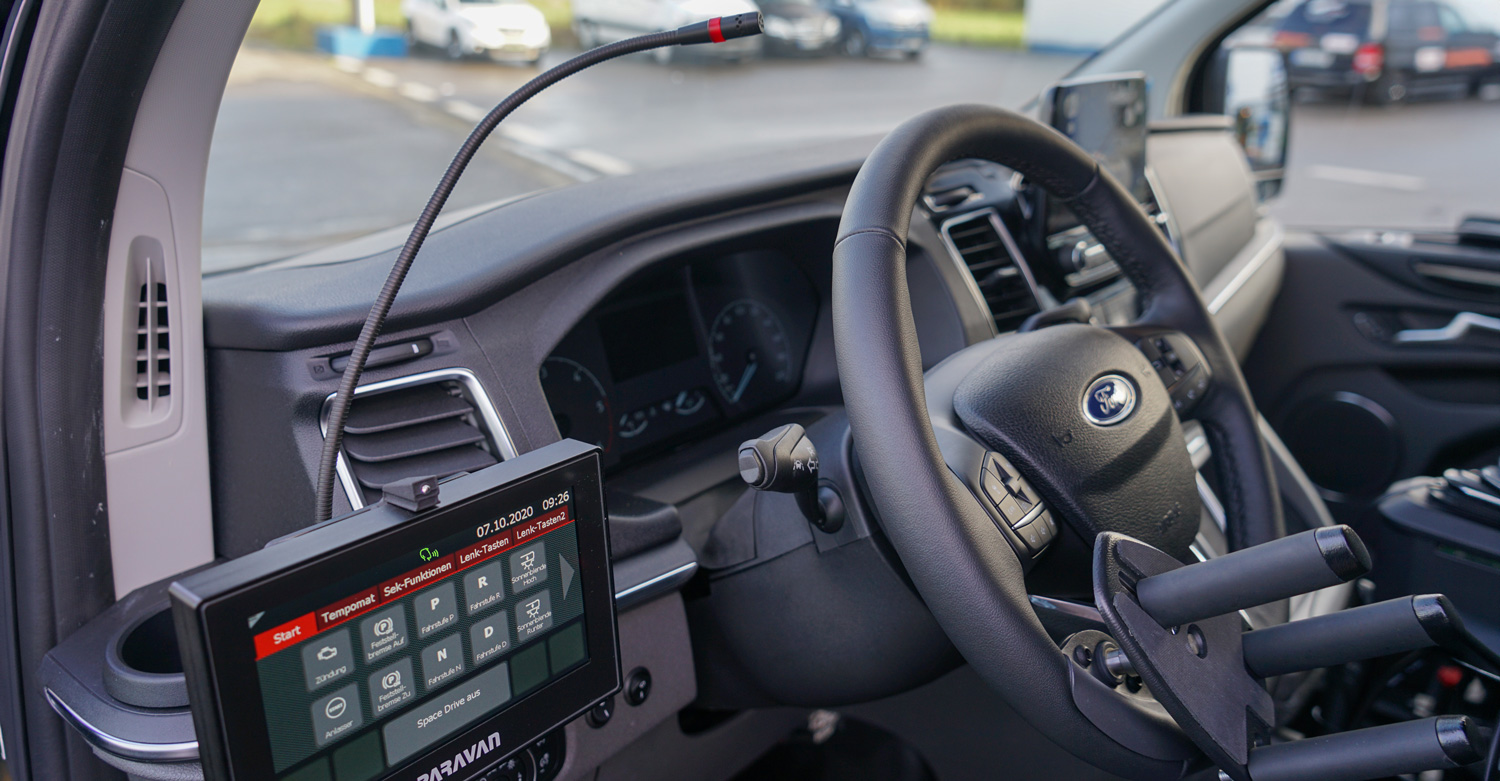 Sprachsteuerung-und-Touchpad-im-behindertengerechten-Ford-Tourneo-Custom-quer Voice Control Sprachsteuerung zur bequemen Bedienung von Sekundärfunktionen