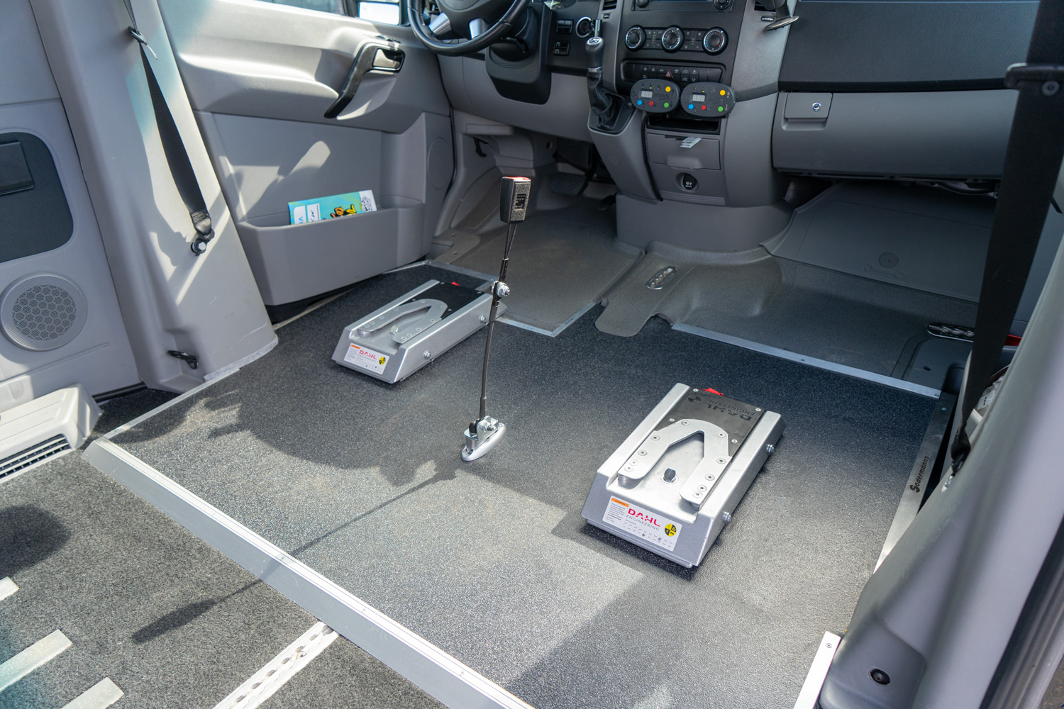 behindertengerechter Mercedes Benz Sprinter mit Dockingstationen, rollstuhlgerechtem Fahrzeugboden und Hecklift, Sodermanns