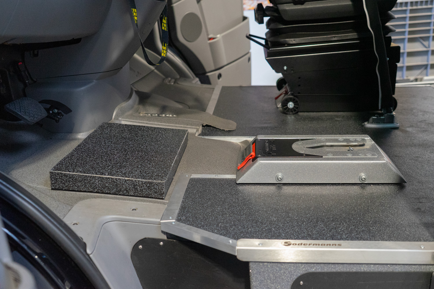 behindertengerechter Mercedes Benz Sprinter mit Dockingstationen, rollstuhlgerechtem Fahrzeugboden und Hecklift, Sodermanns