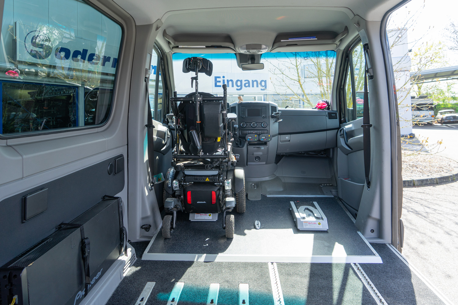 behindertengerechter Mercedes Benz Sprinter mit Dockingstationen, rollstuhlgerechtem Fahrzeugboden und Hecklift, Sodermanns