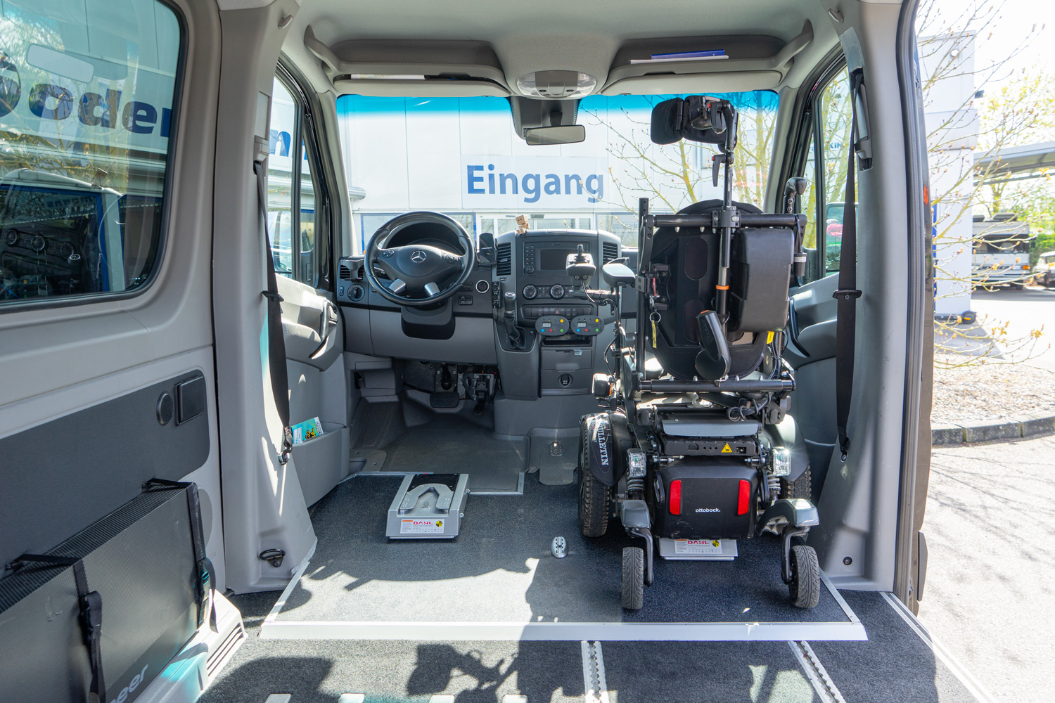 behindertengerechter Mercedes Benz Sprinter mit Dockingstationen, rollstuhlgerechtem Fahrzeugboden und Hecklift, Sodermanns