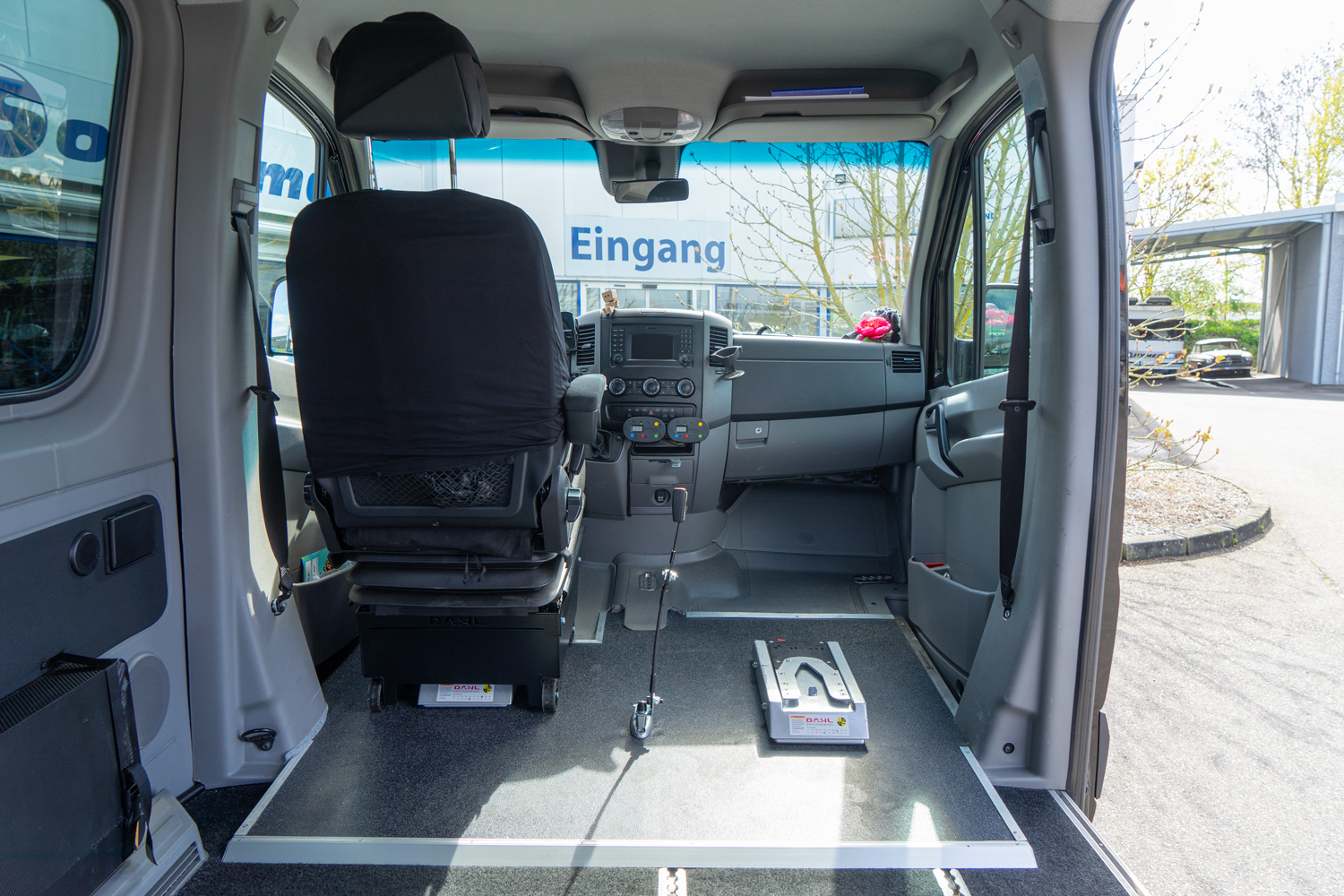 behindertengerechter Mercedes Benz Sprinter mit Dockingstationen, rollstuhlgerechtem Fahrzeugboden und Hecklift, Sodermanns
